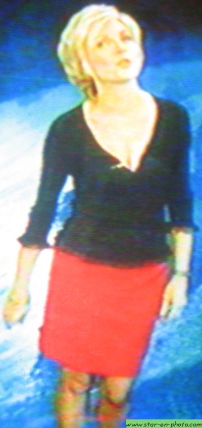 Evelyne Dheliat en jupe rouge